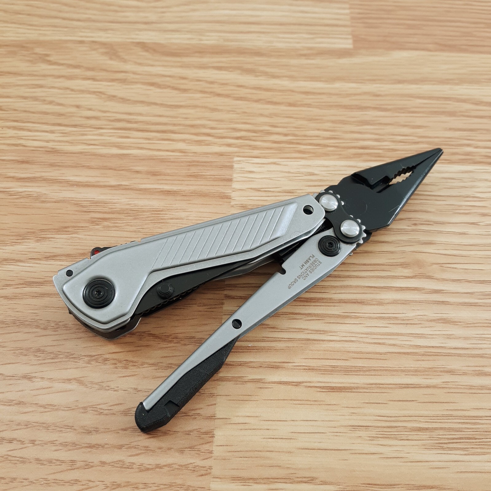 SOG Flash MT Linerlock Multi-Tool D2 Tool Steel Blade Stainless Steel Handle