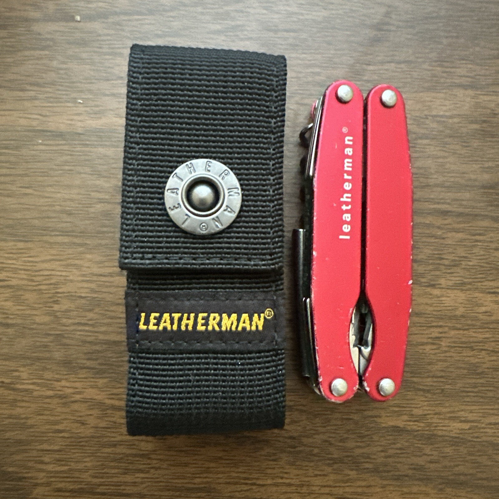 Retired Red Gen 1 Pat pending Leatherman Juice C2 Multitool w/nylon pouch.