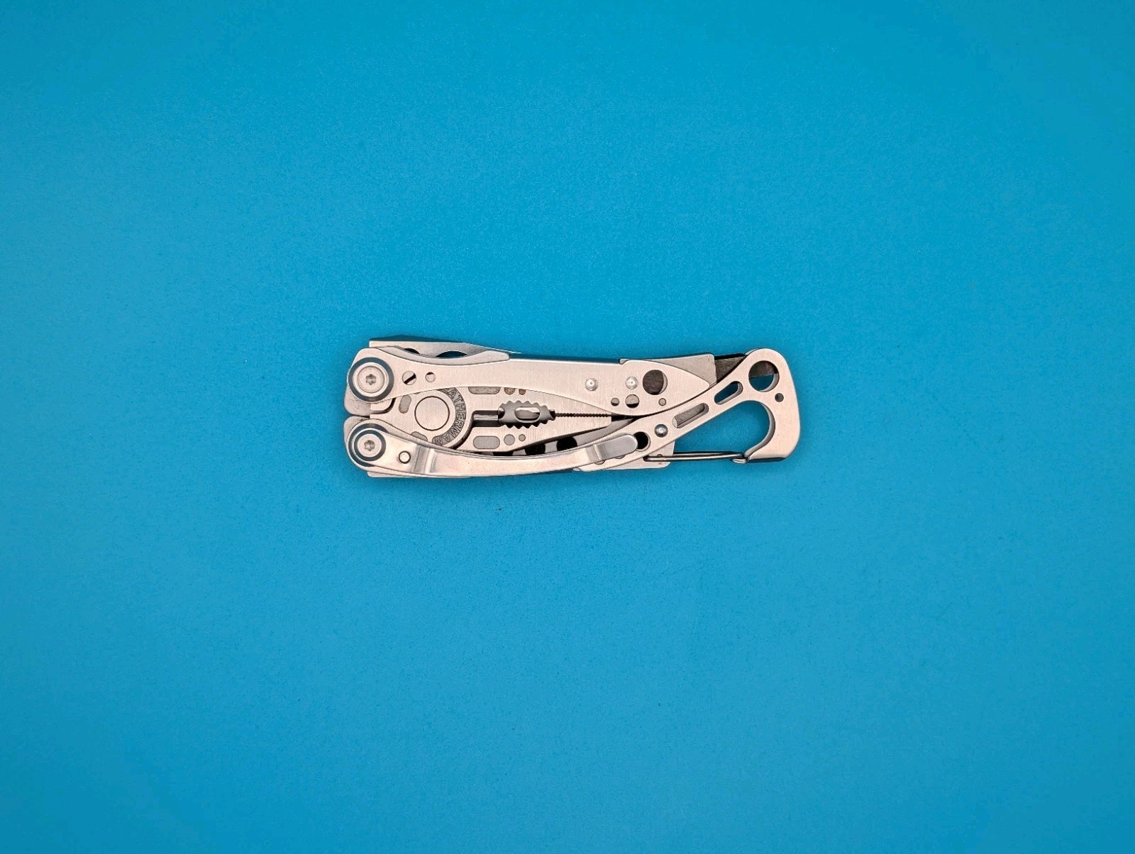 LEATHERMAN Skeletool Multi Tool – Combo Edge Blade Knife Pliers Carabiner!!!