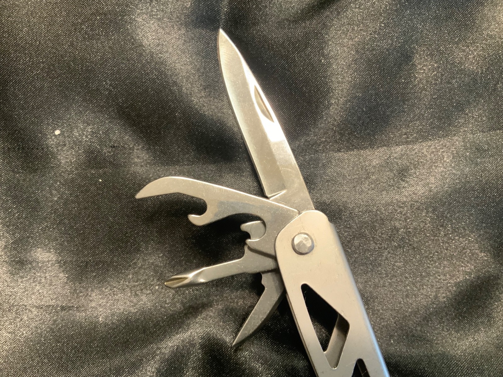 Sheffield utility tool / knife with black pouch