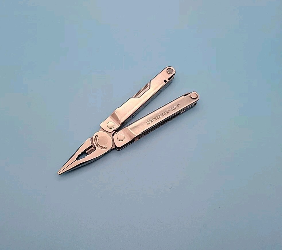 LEATHERMAN Bond Multitool – Knife, File, Screwdrivers, Pliers – Silver