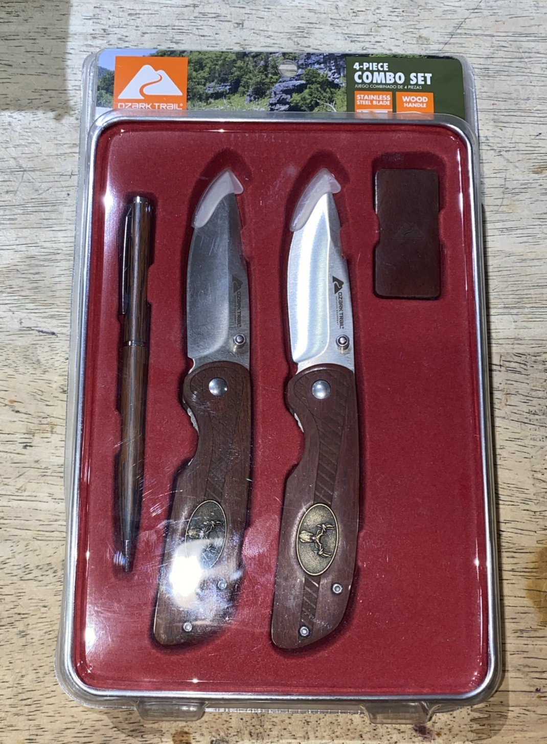 OZARK TRAIL 4 PIECE COMBO SET, 2 – 6.5″ KNIVES, DEER TIN, MONEY, CLIP & PEN