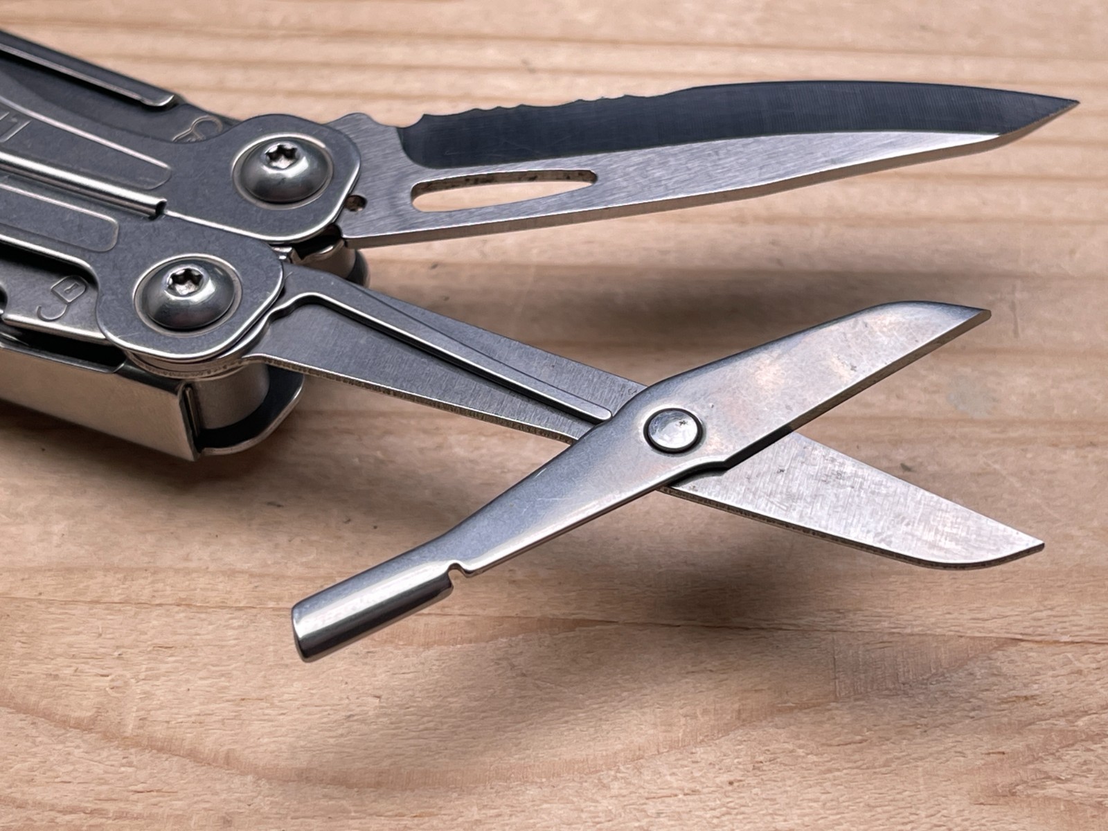 Leatherman Wingman Multi-Tool Knife 12/15 – Stainless Steel, Pocket Clip