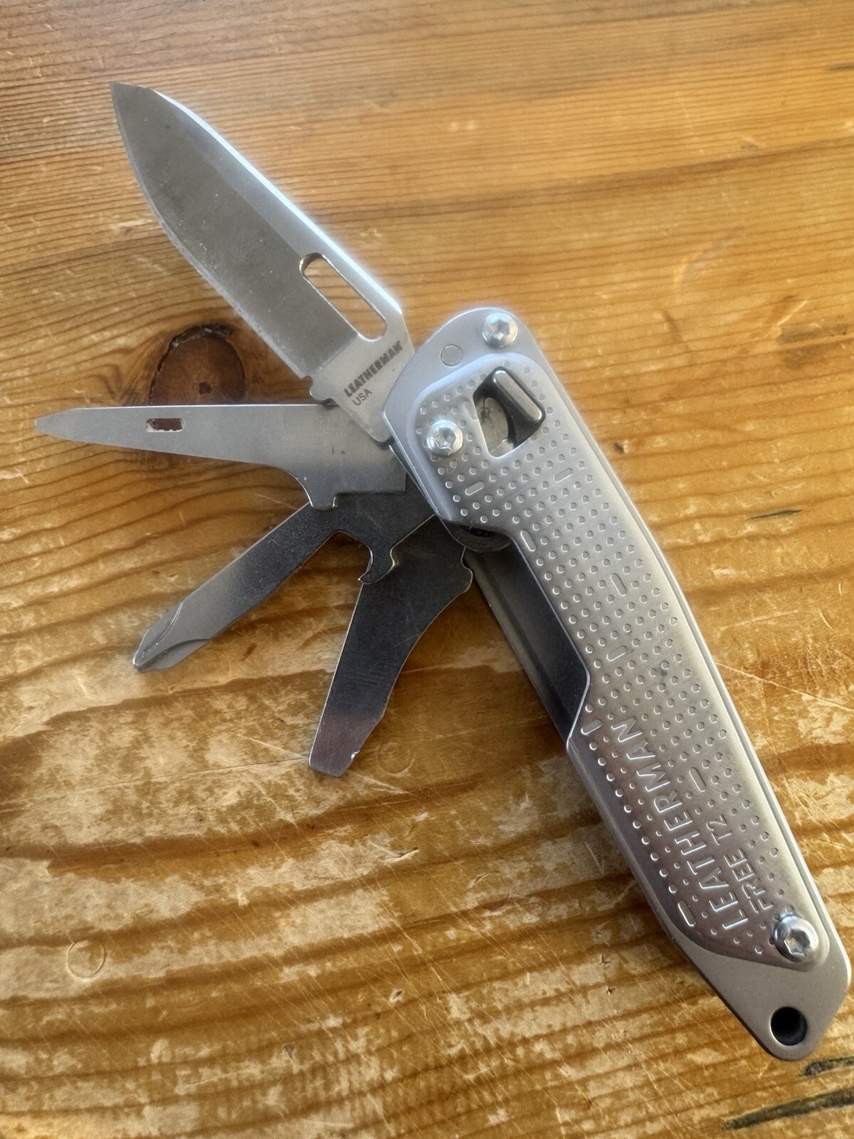 Leatherman FREE T2 Pocket Knife 4 Multi-tool!