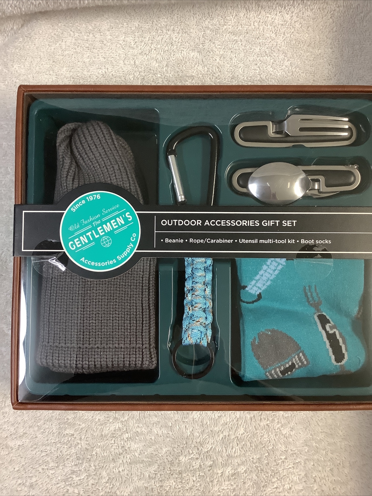 OUTDOOR ACCESSORIES GIFT SET BEANIE ROPE/CARABINER UTENSIL MILTI-TOOL BOOT SOCKS