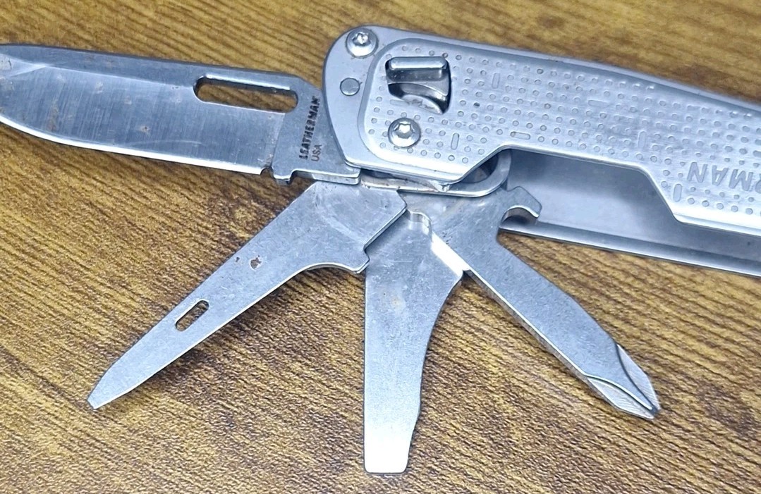 Leatherman FREE T2 Pocket Knife Multi-tool Silver Toned Screwdriver Philips