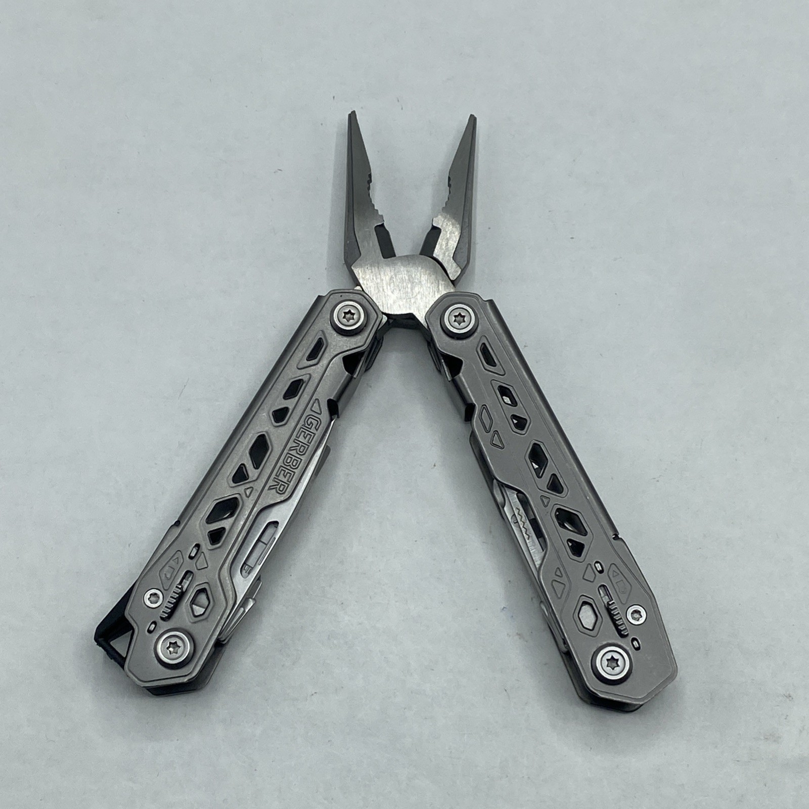Gerber Truss Multi Tool with Sheath – Gray