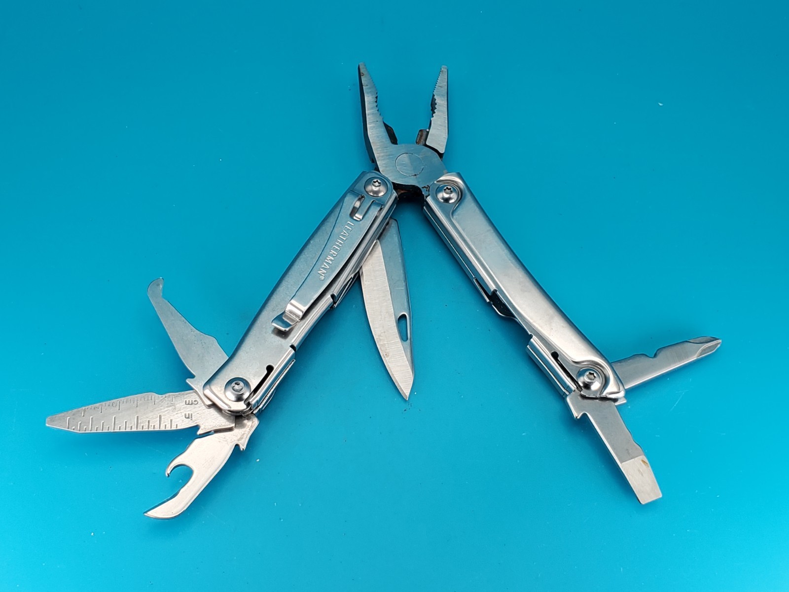 Leatherman Rev 3.8″ Multi-Tool, Stainless! *SOME RUST ON ITEM*