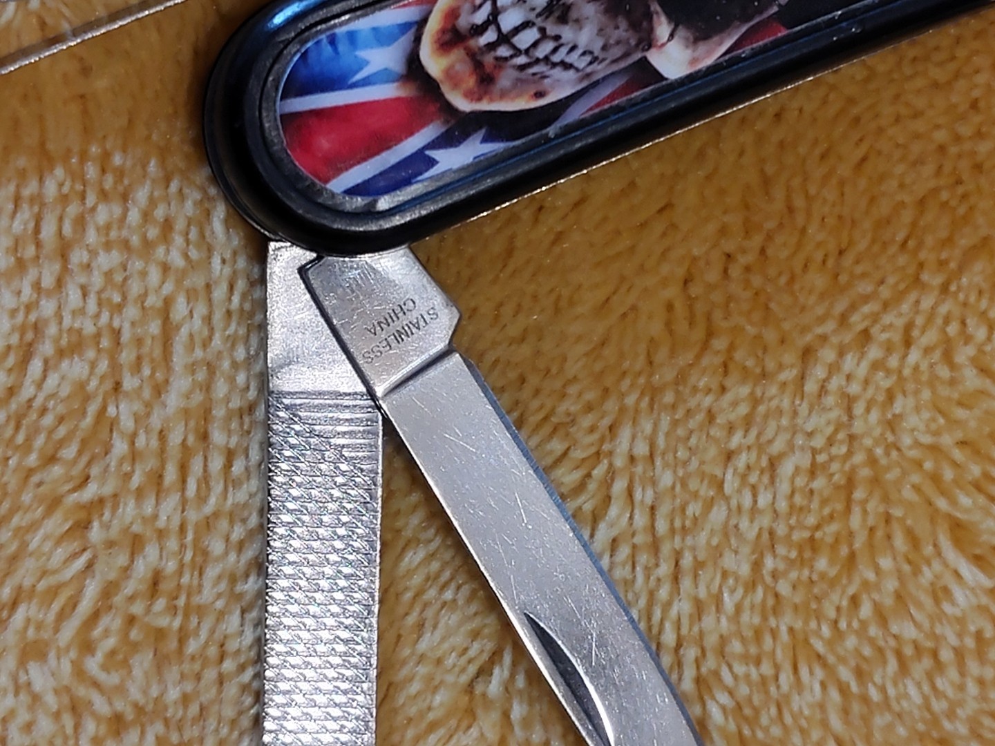 Mini Multi-Tool Keychain Pocket Knife – Skull Art w/ Stars & Stripes – 7 Tools