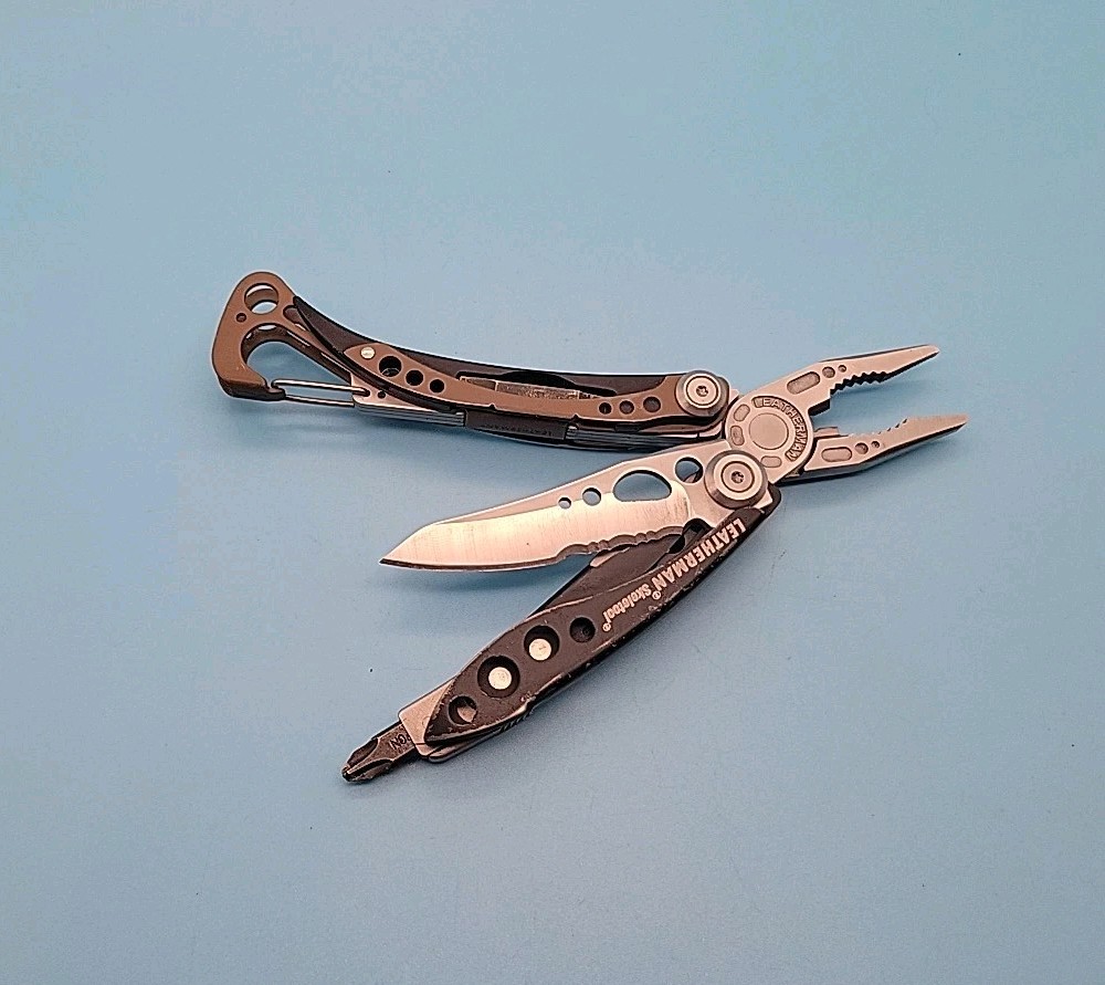 Leatherman Skeletool Multi-Tool – Pliers, Combo Blade, Driver Bits – Coyote Tan