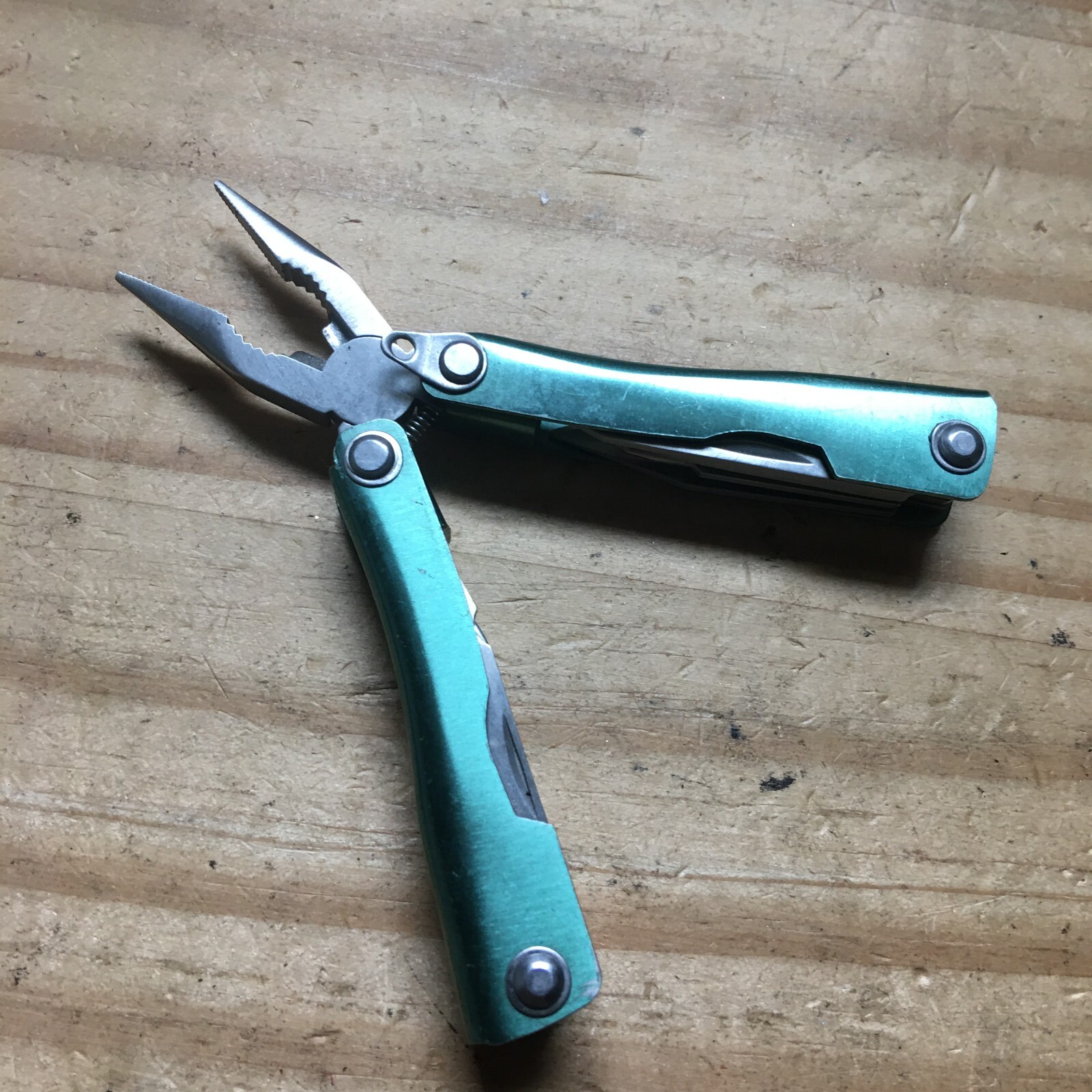 Green Metal Stainless Steel Pocket Foldable 9-in-1 Multi-tools 3″L x 1″W ***New