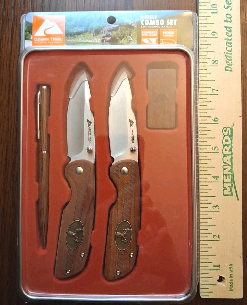 OZARK TRAIL 4 PIECE COMBO SET 2-6.5″ KNIVES DEER TIN MONEY CLIP & PEN NIB