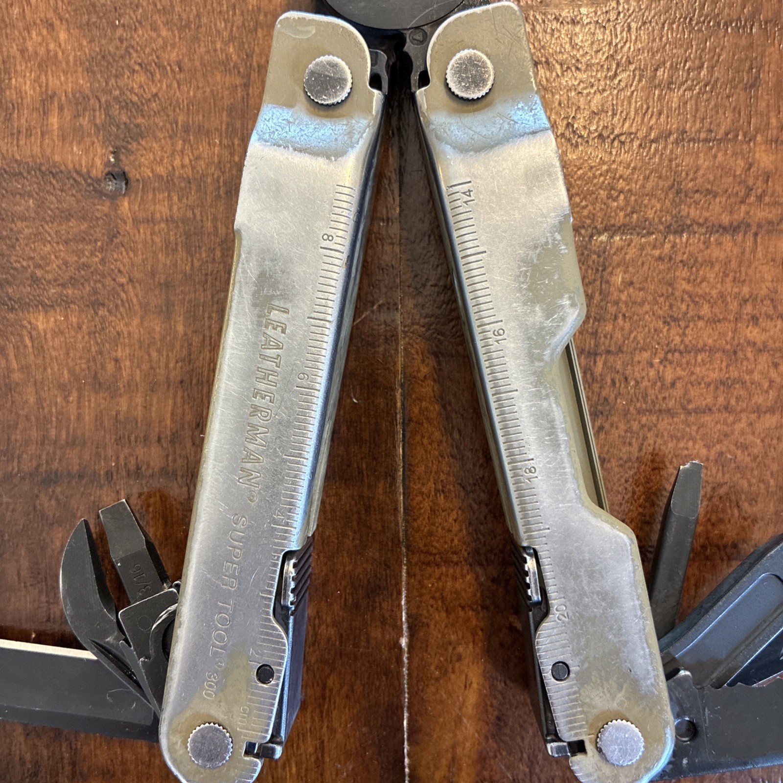 Leatherman Super Tool 300 Multitool Desert Tan / Oxide – Very Good
