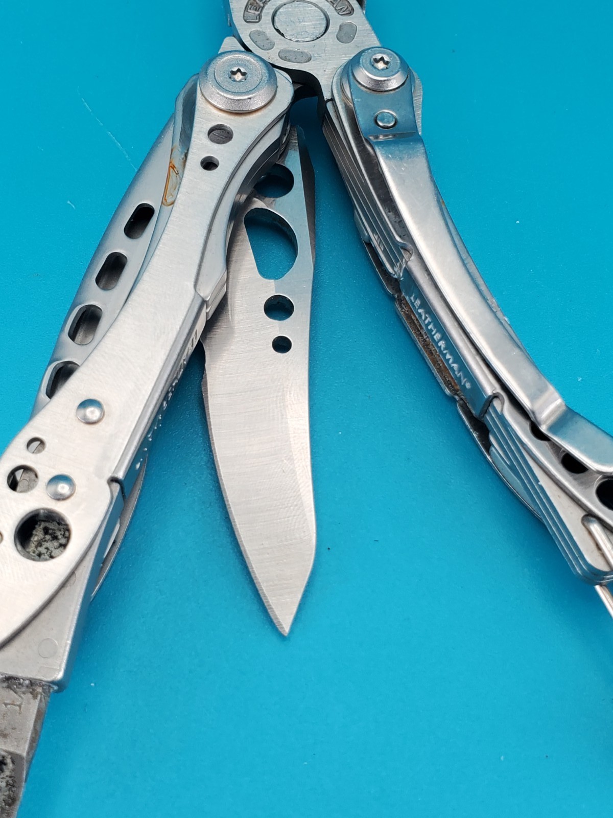 LEATHERMAN Skeletool Multi Tool – Combo Edge Blade Knife Pliers Carabiner!!!