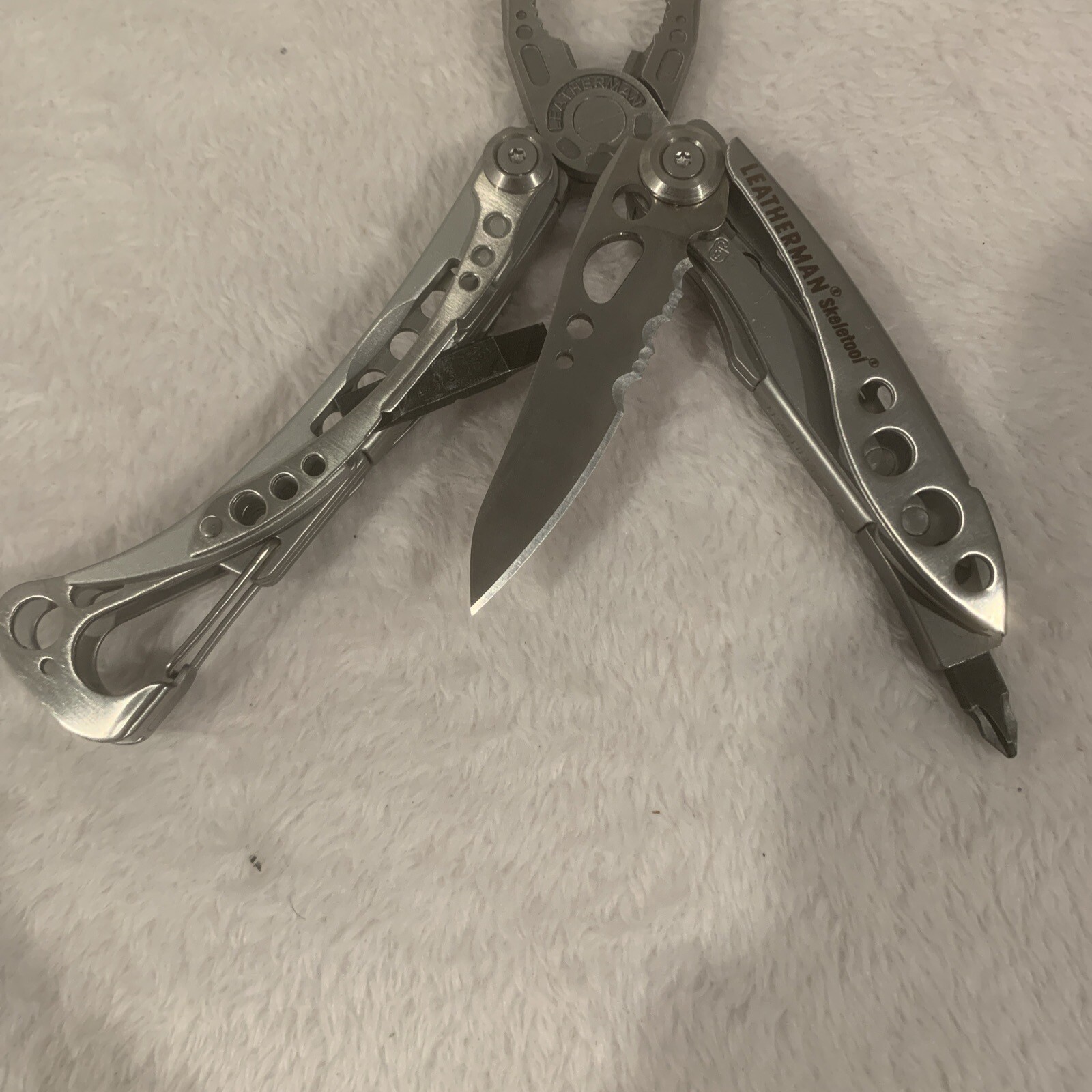 LEATHERMAN Skeletool Multi Tool – Combo Edge Blade Knife Pliers Carabiner!