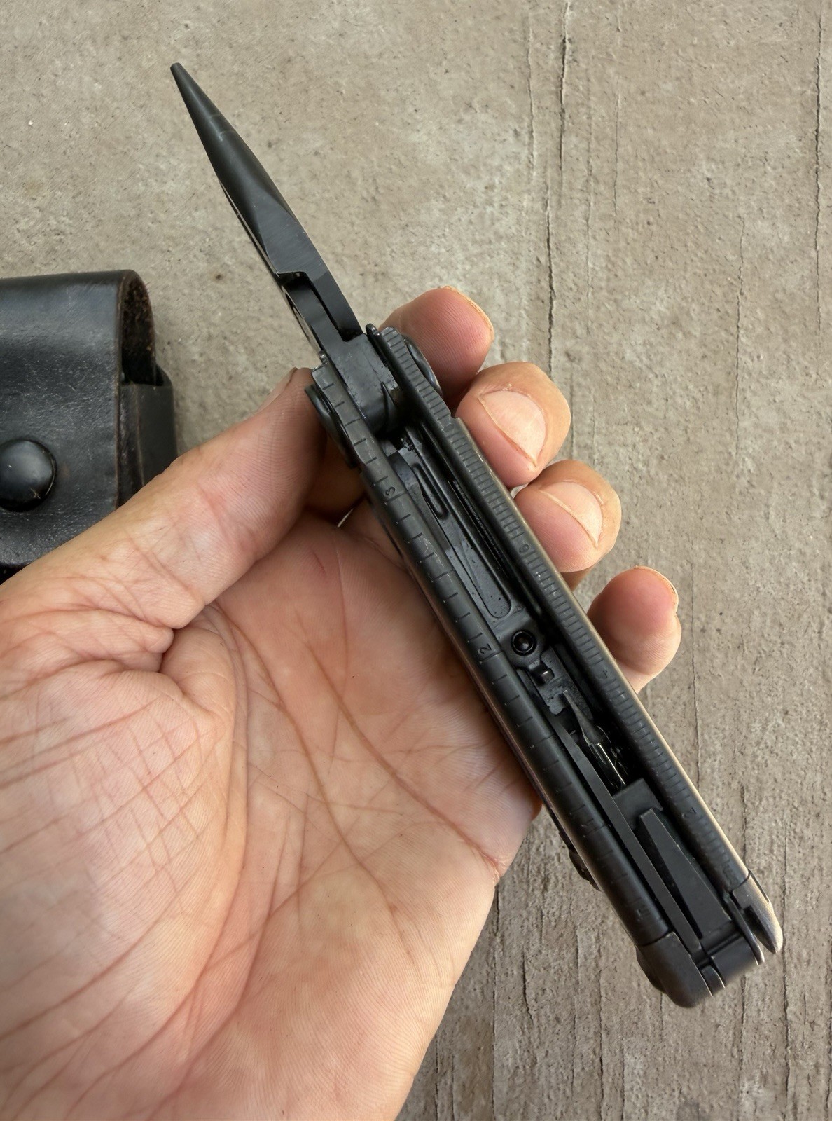 LEATHERMAN WAVE BLACK OXIDE STAINLESS STEEL FOLDING MULTI TOOL IN LEATHER SHEATH