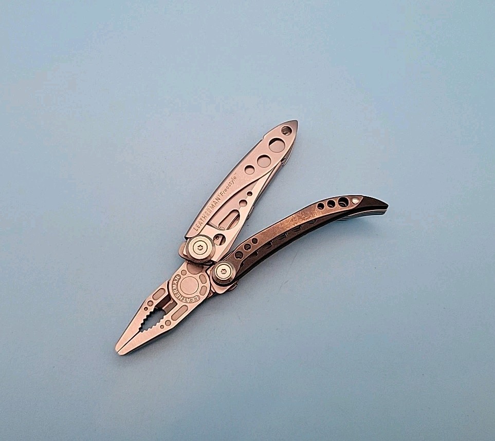 Leatherman FREESTYLE Multi-Tool – Dated 0610 – Pliers, Knife – DISCONTINUED