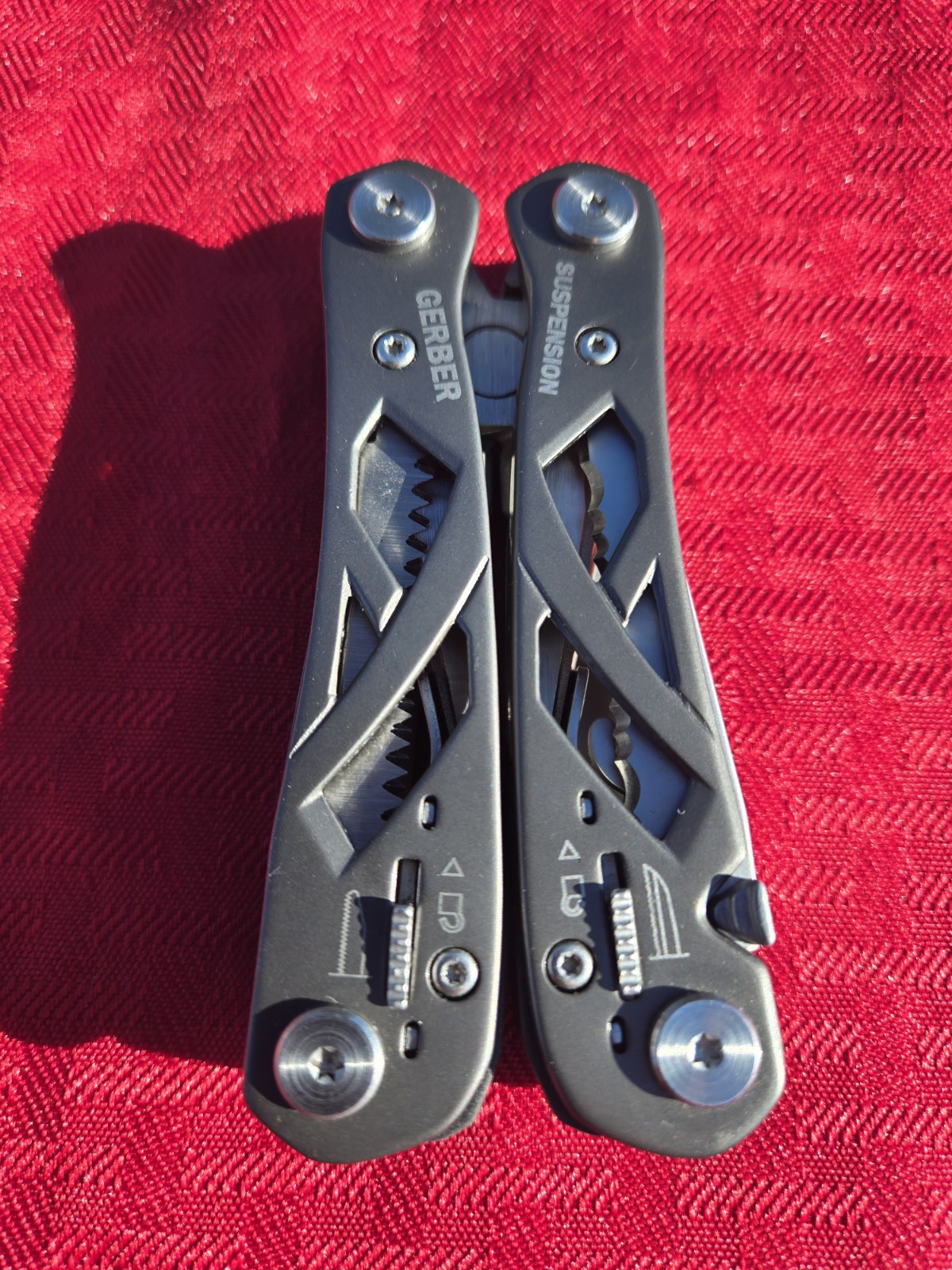 GERBER Suspension w/sheath looks and feels brand new Never Used