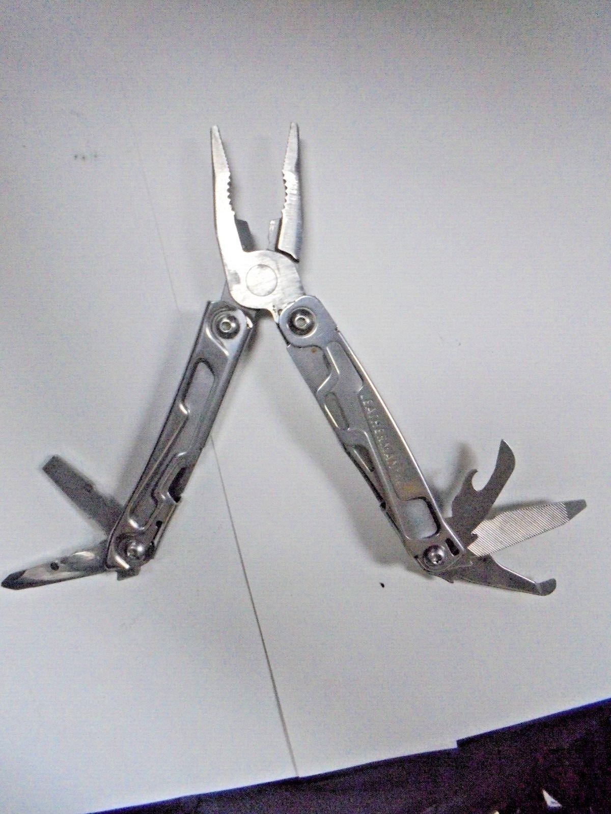 LEATHERMAN – Rev Pocket Size Multitool with Package Opener and Screwdrivers