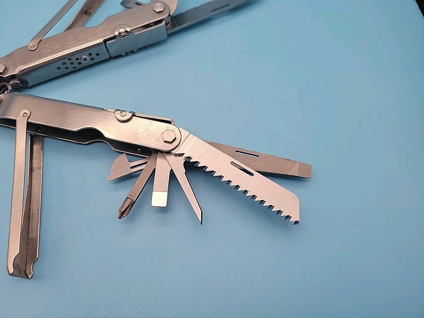 SOG PowerLock Multi-Tool – Compound Leverage Pliers – V-Cutter – 1/4 Driver