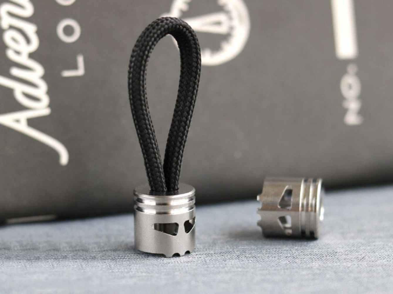 EDC Titanium Piston Skull Knife Bead Key Parachute Cord DIY Pendant Lanyard