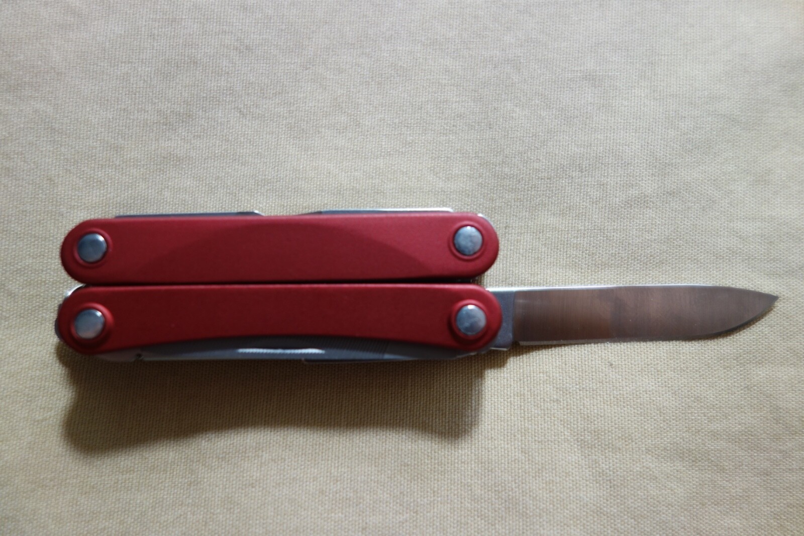 Leatherman Squirt ES4 Red 9-Tool Multi-Tool 831198 ( Discontinued & Retired )