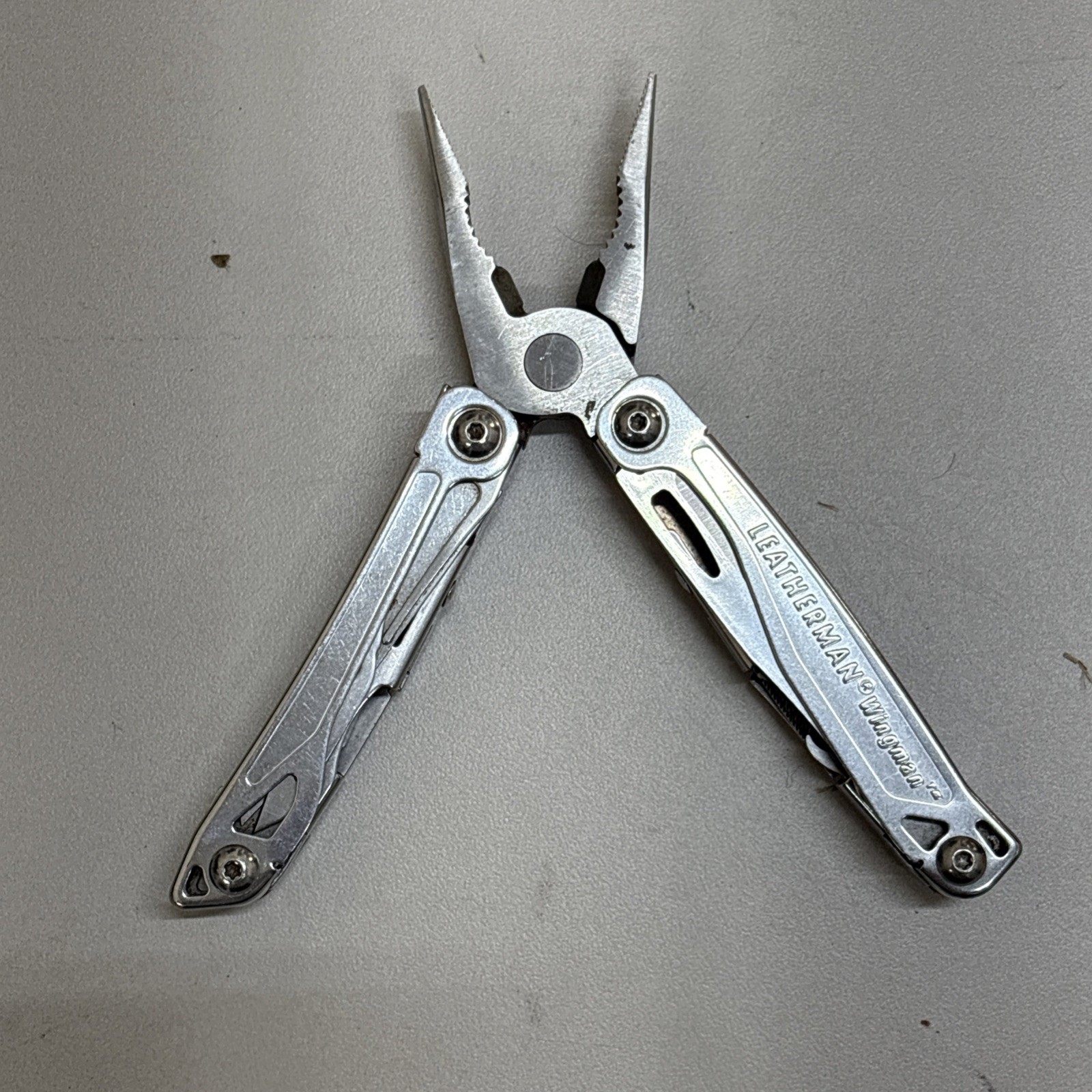 Leatherman Wingman Multitool with 14 tools Needle Nose pliers, wire cutter (027)
