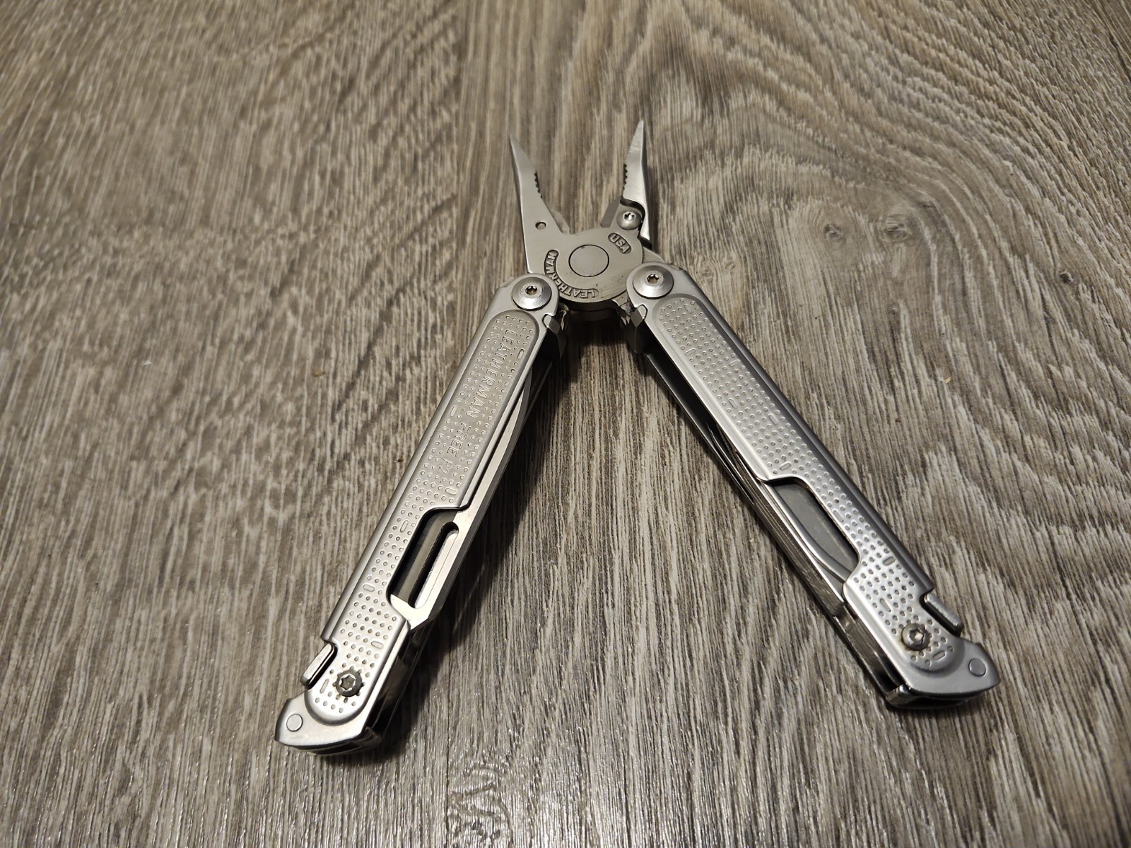 Leatherman Free P2 Multi-Tool – Used, Good Condition, W/Sheath