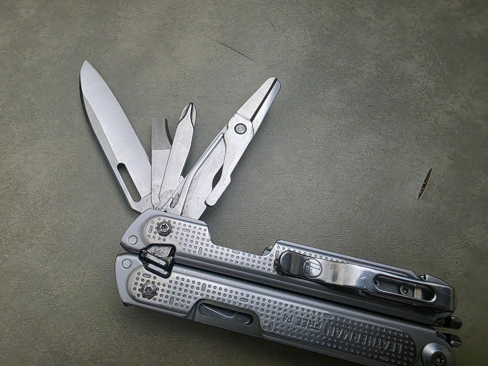 LEATHERMAN FREE P4 STAINLESS STEEL MULTI-TOOL