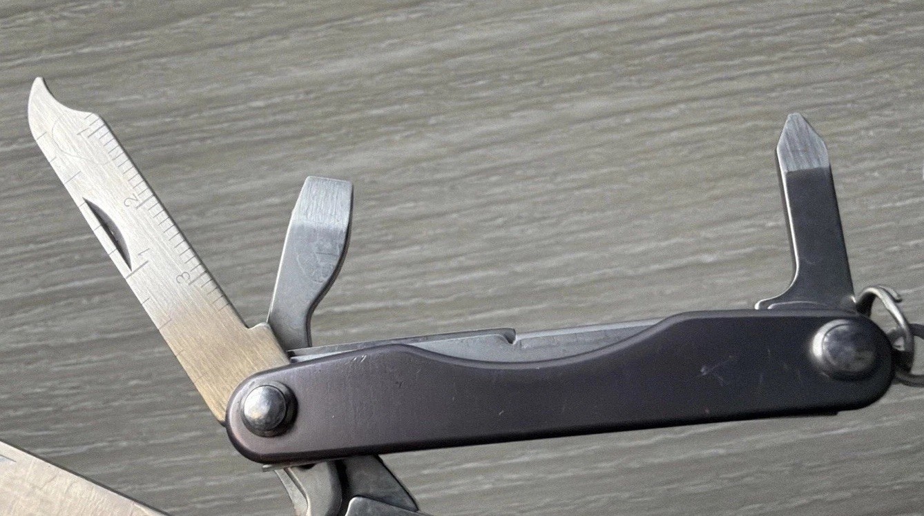 Leatherman Squirt S4 MultiTool Scissors Knife File Drivers Tweezer Gray