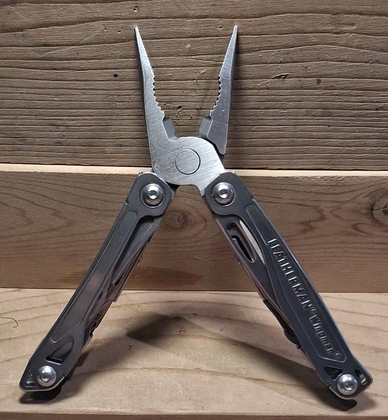 LEATHERMAN WINGMAN MULTI-TOOL MADE 03/25 PERFECT CONDITION WITH SHEATH