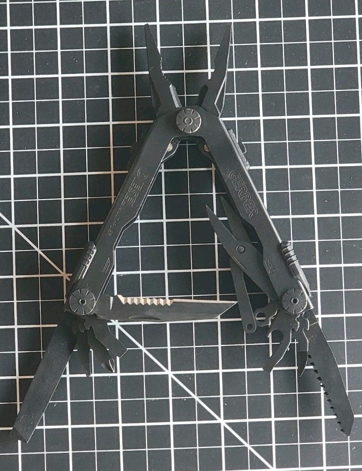 Gerber Diesel (Black) Multi-Tool Pliers 12 Tools 2.5″ Serrated w/ Sheath