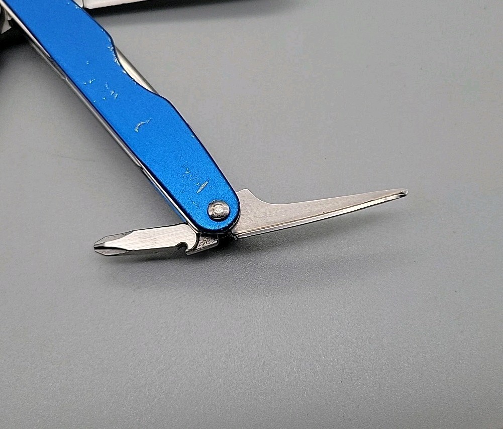 Leatherman JUICE CS4 Multi-Tool – Dated 0912 – Blue – Discontinued – Pliers
