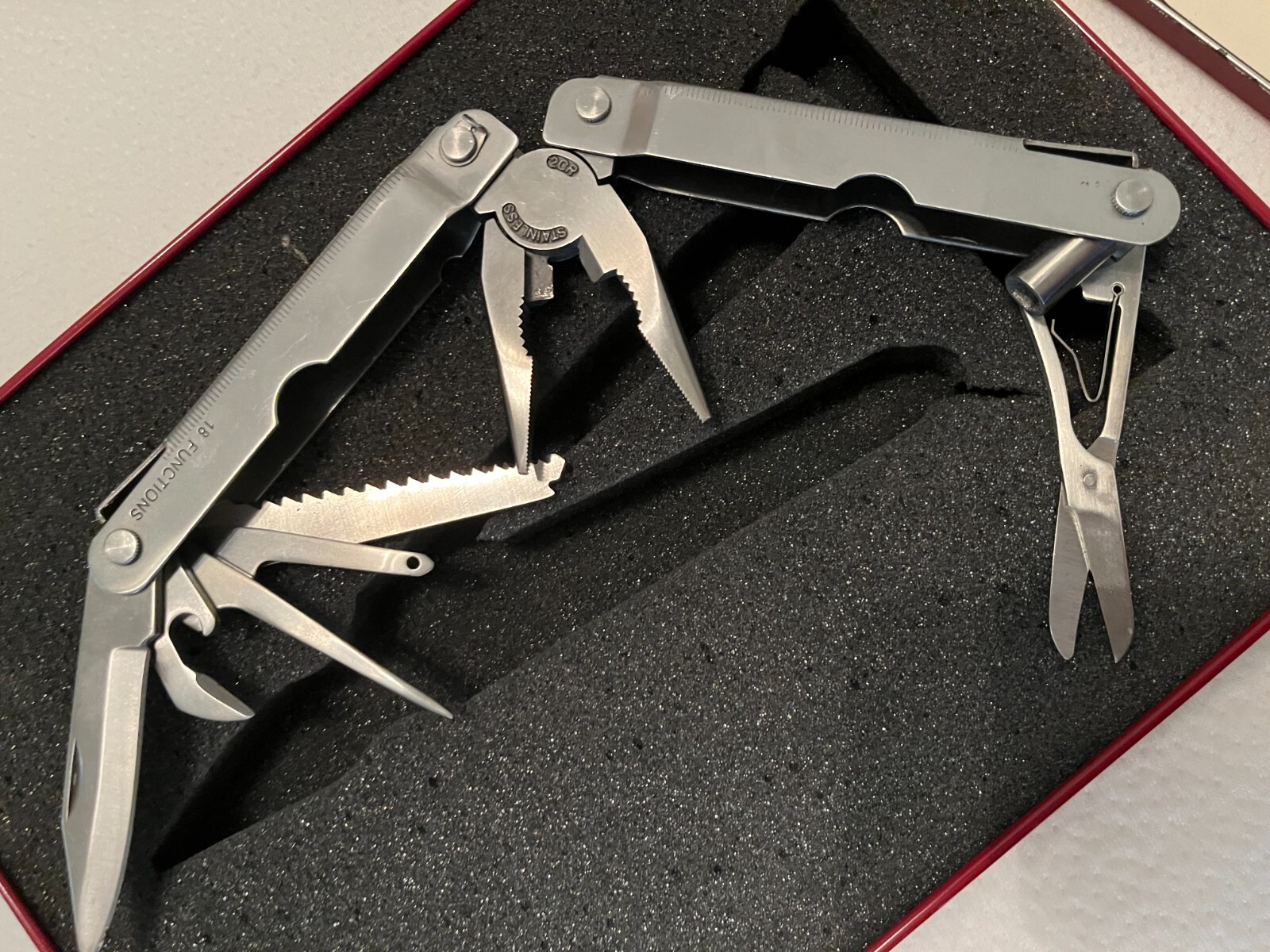 Gentlemans Multi Tool Gift Tin Box Set New In Package 18 Functions