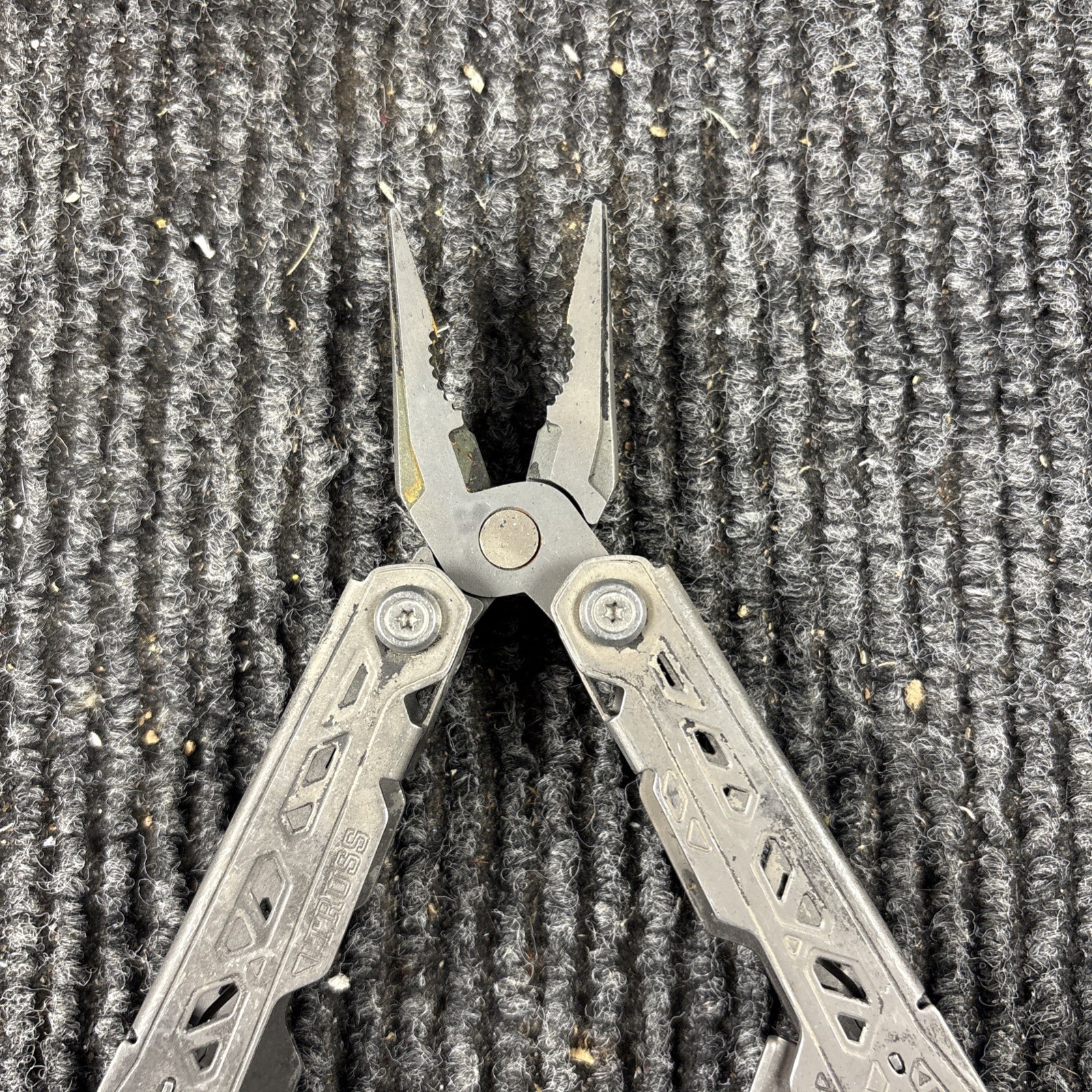 One Gerber Truss 17-in-1 Pliers Multi Tool TSA – Gray (015)