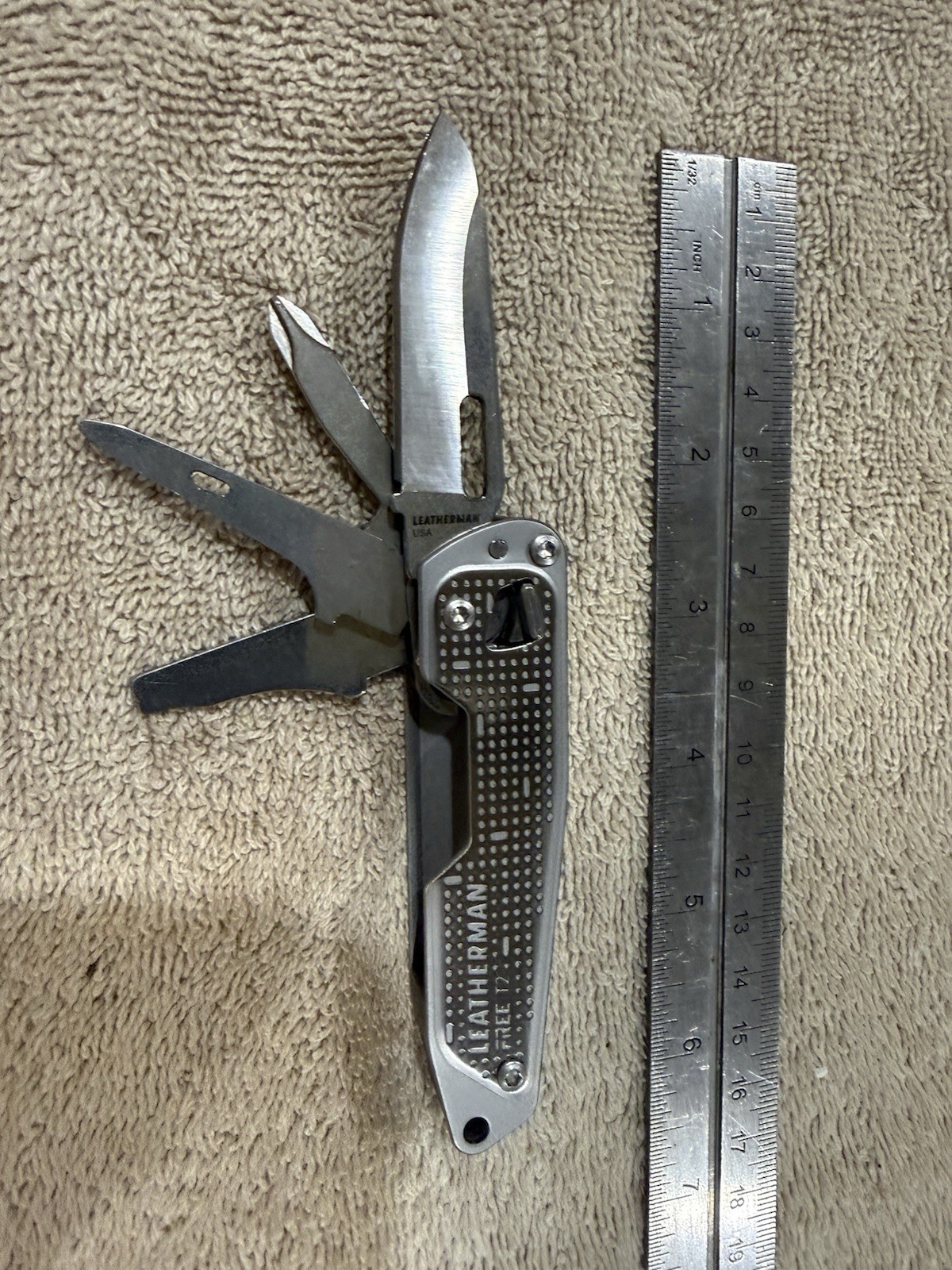 Leatherman FREE T2 Pocket Knife Multi-tool!
