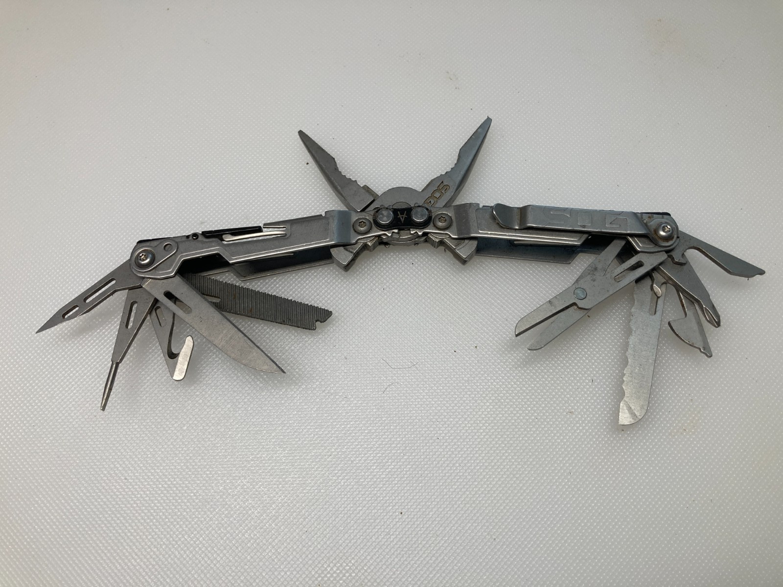 SOG Powerpint Silver Needlenose Pliers Scissors Knife MultiTool Pliers