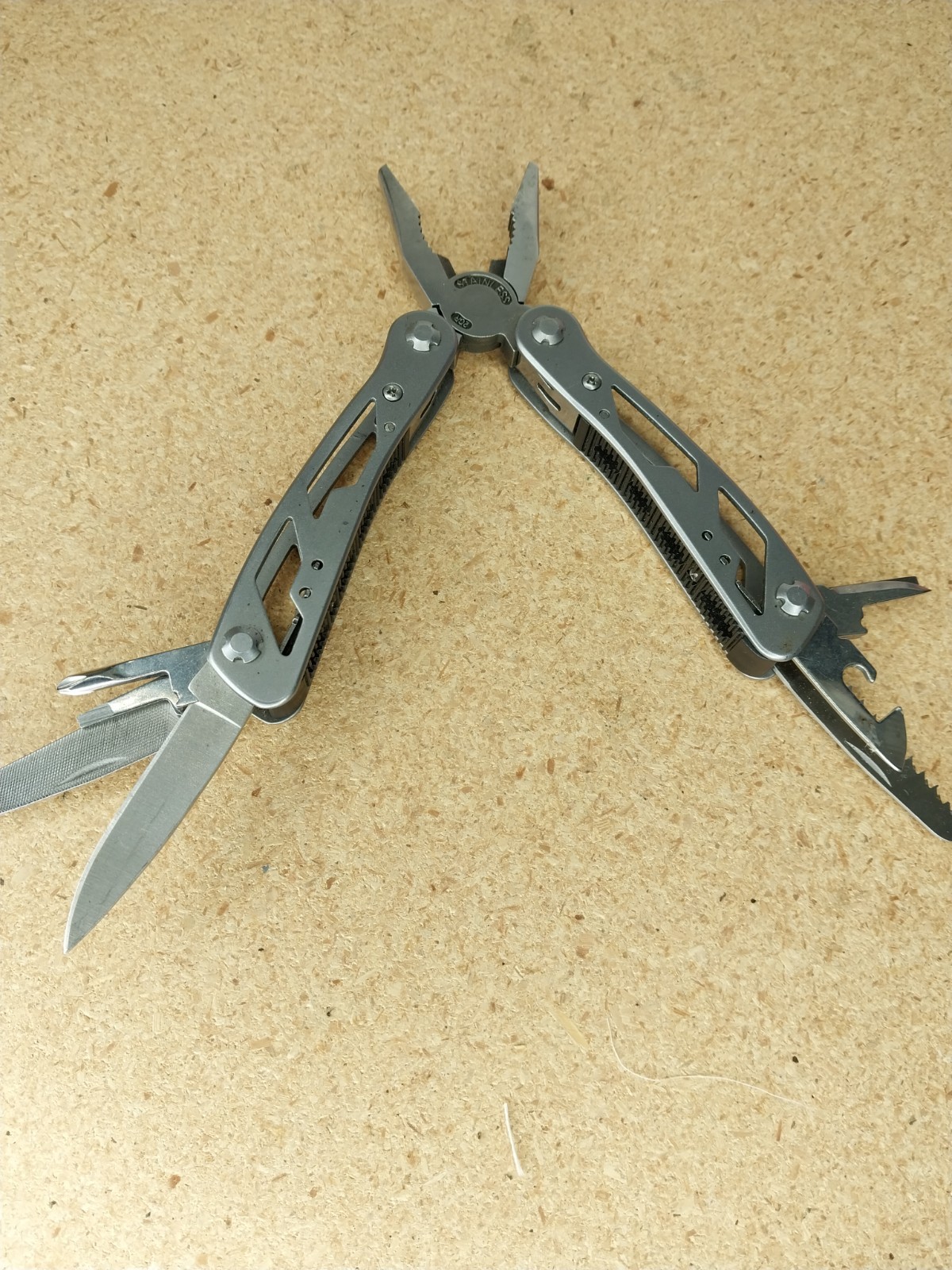 STANLEY MUTI TOOL STAINLESS 2CR 9 TOOL FUNCTIONS