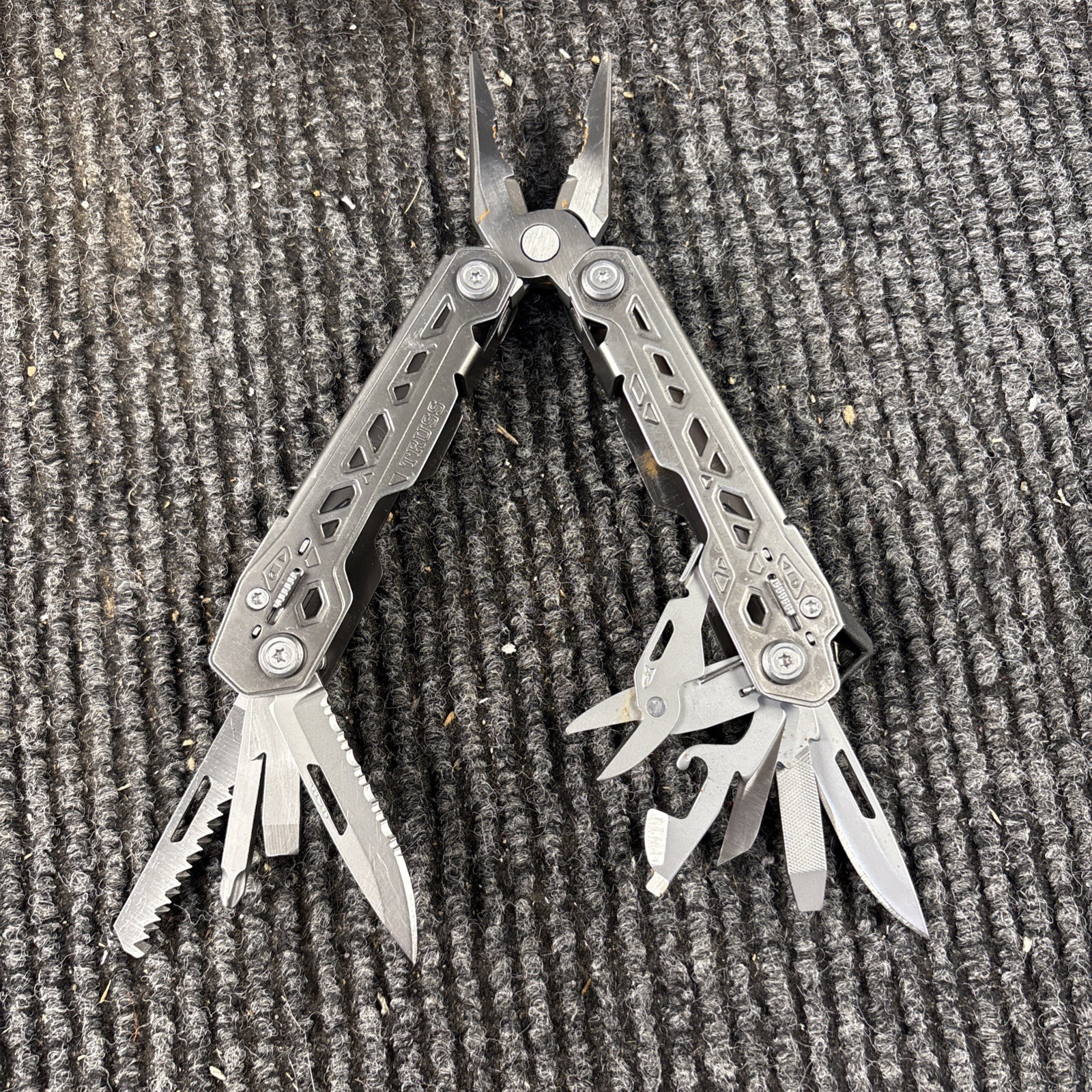 One Gerber Truss 17-in-1 Pliers Multi Tool TSA – Gray (017)
