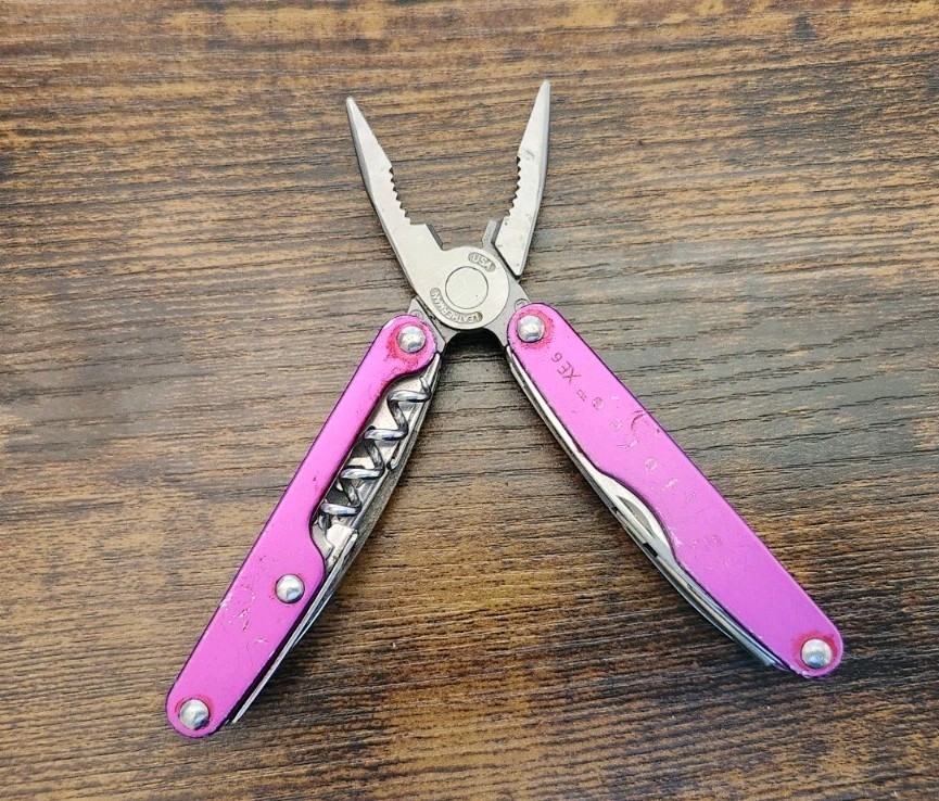 RARE Leatherman Juice XE6 Purple Thunder Pliers Multitool- Great Condition D71