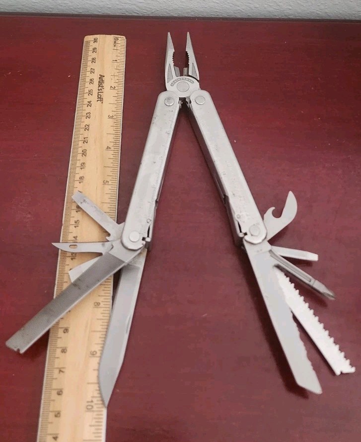 RETIRED 2009 COLLECTIBLE LEATHERMAN CORE MULTI-TOOL