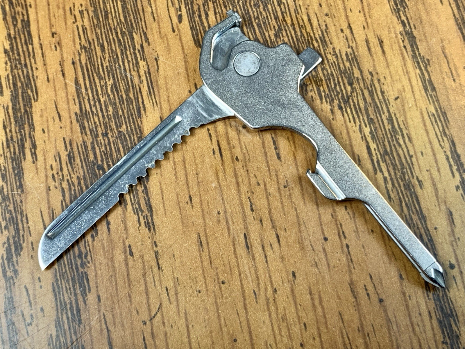 SWISS+TECH Utility Key Ring 6-in-1 Multi Tool + Tin Gift Box Camping Multi Tool