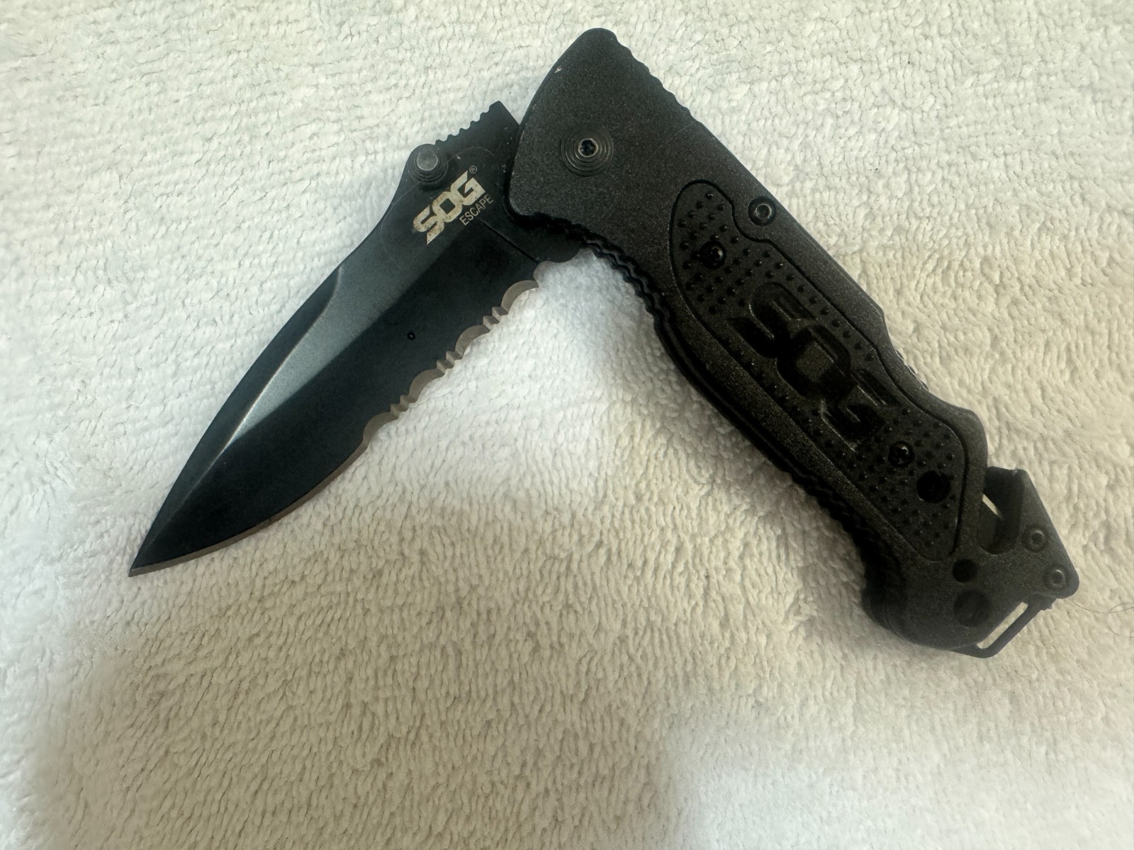 SOG Escape Folding Rescue Knife 3.4″ Black Combo Blade Aluminum Handles FF25-CP
