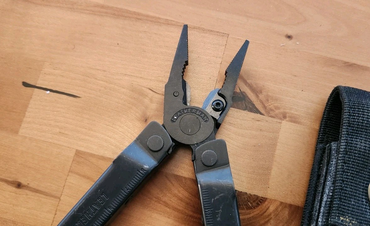 Leatherman REBAR Multi-Tool, Knife, Pliers, Saw Black w/ Sheath – Excellent C85