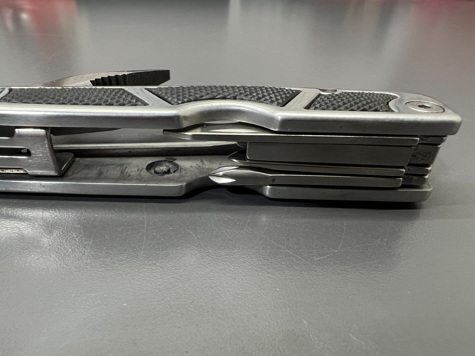 (q) UNUSED STANLEY 2CR 12 IN 1 STAINLESS KNIFE PLIER DRIVER W CASE & BITS