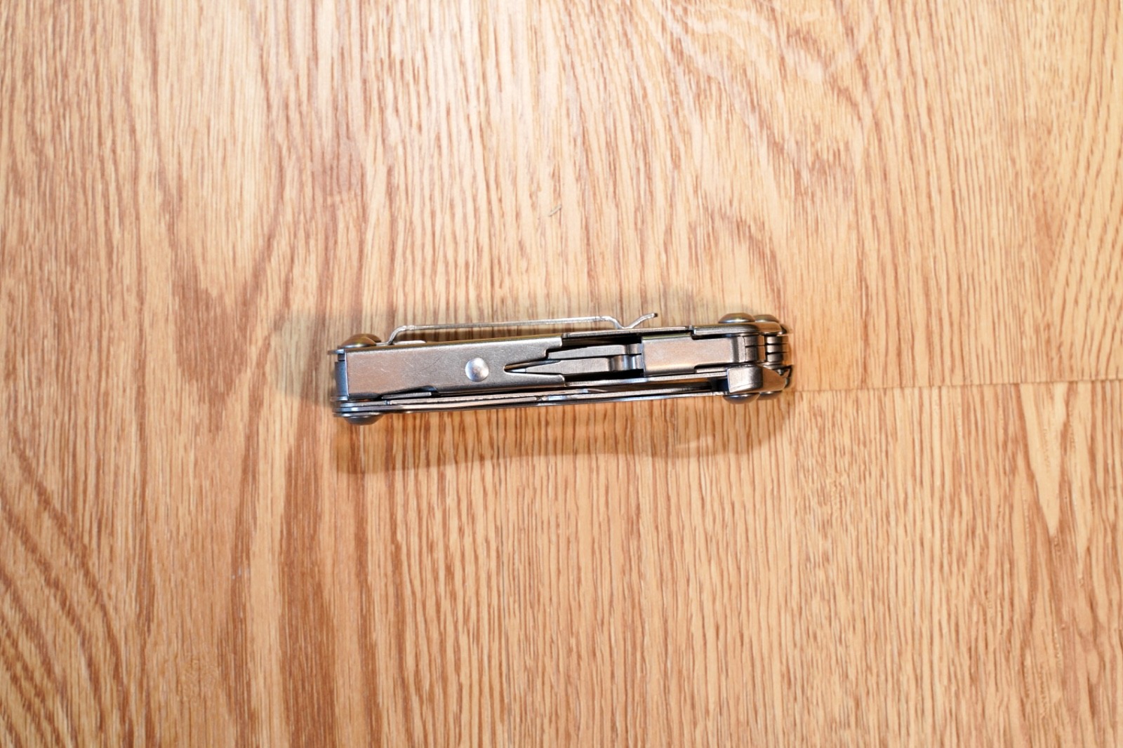 Leatherman Wingman Multitool with 14 tools Needle Nose pliers, wire cutter, etc.