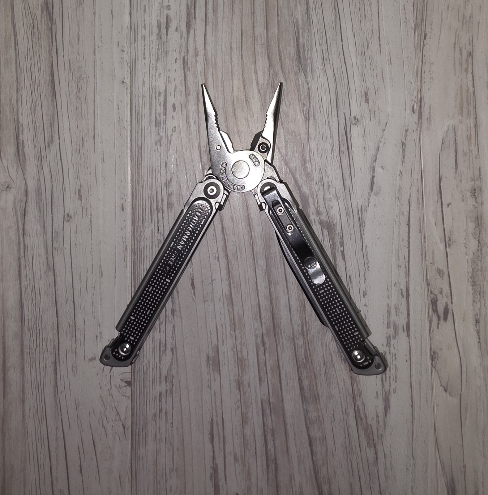 Leatherman FREE P2 Stainless Multi-Tool w/ Sheath! NEW IN BOX! -DISCONTINUED-
