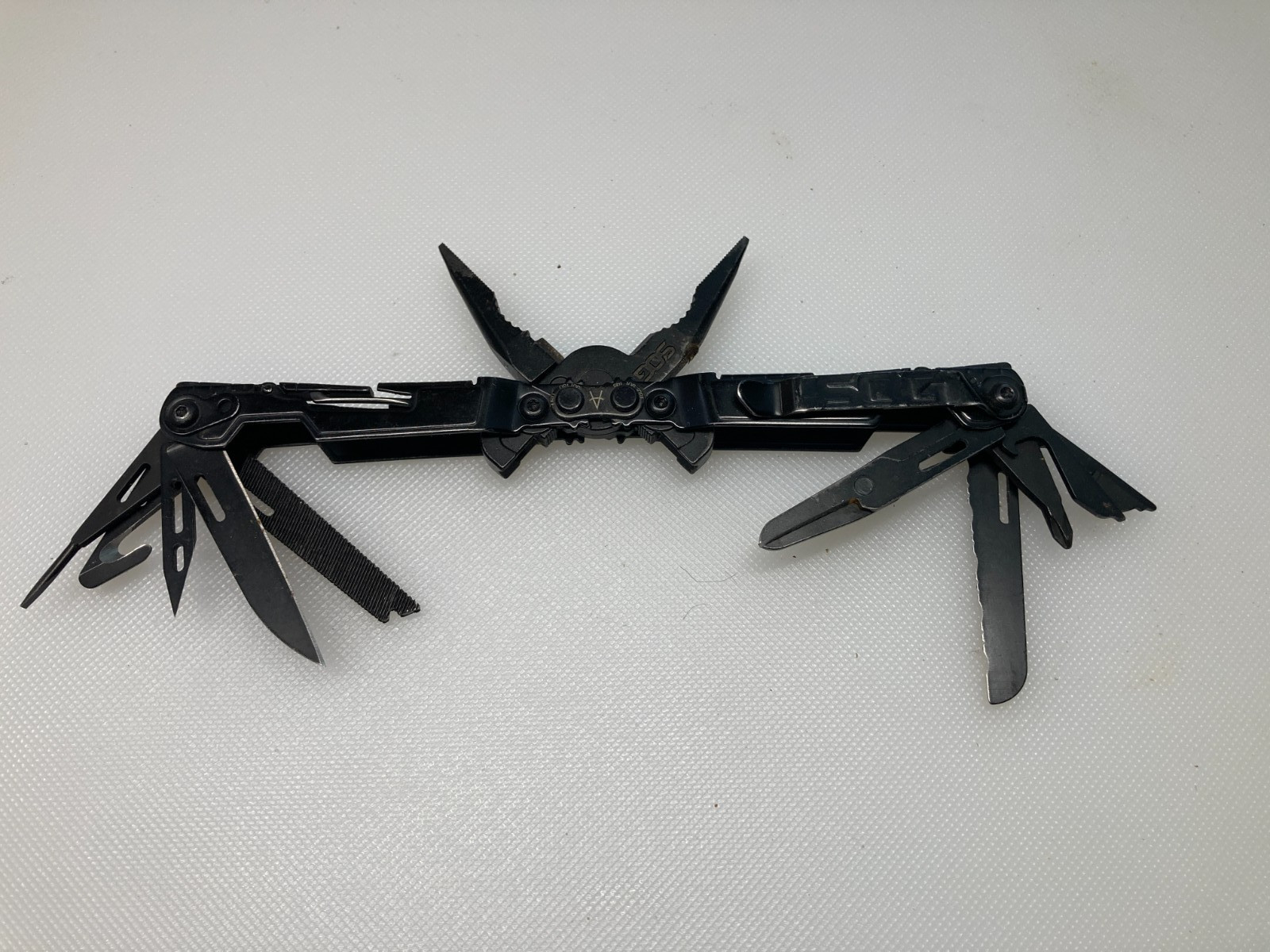 SOG Powerpint Black Needlenose Pliers Scissors Knife MultiTool Pliers