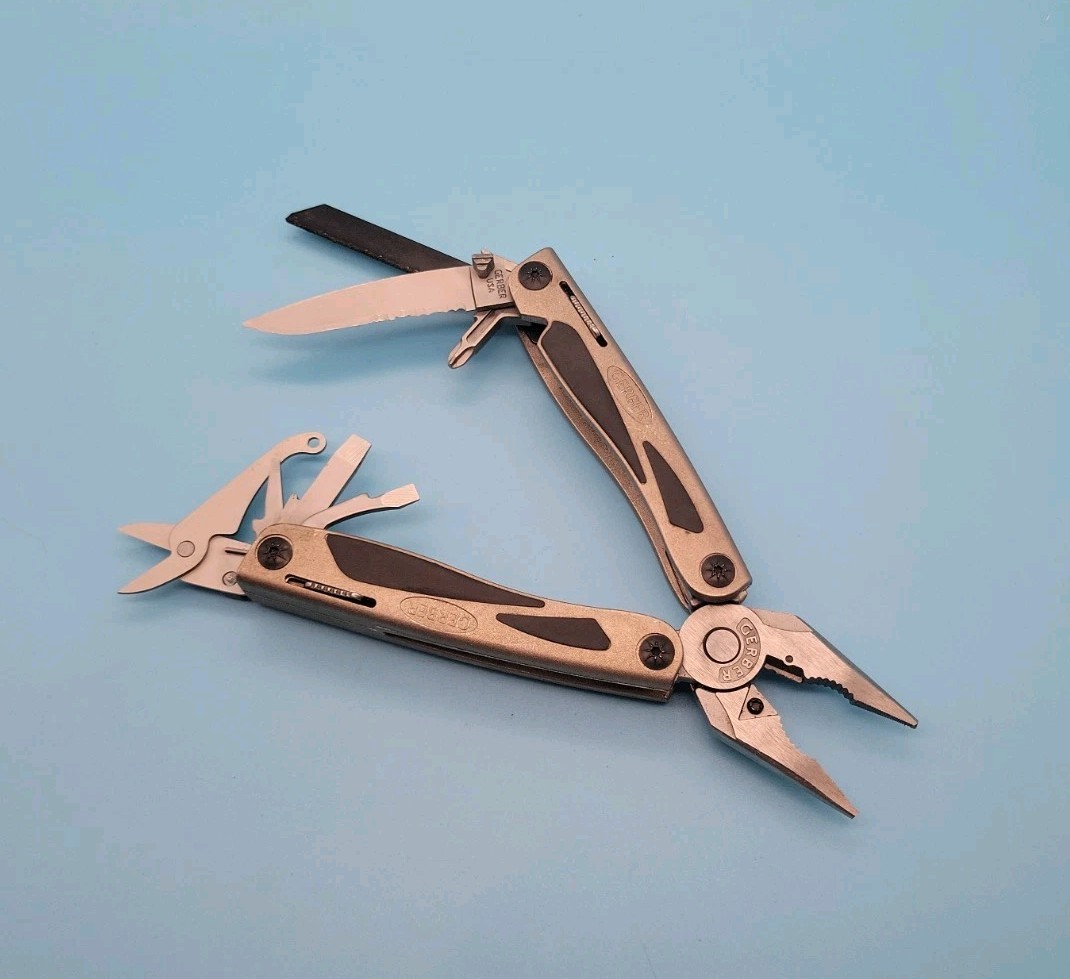 Gerber MP800 Legend Multi-Plier Multi Tool – Carbide Cutters Pliers, Knife, File
