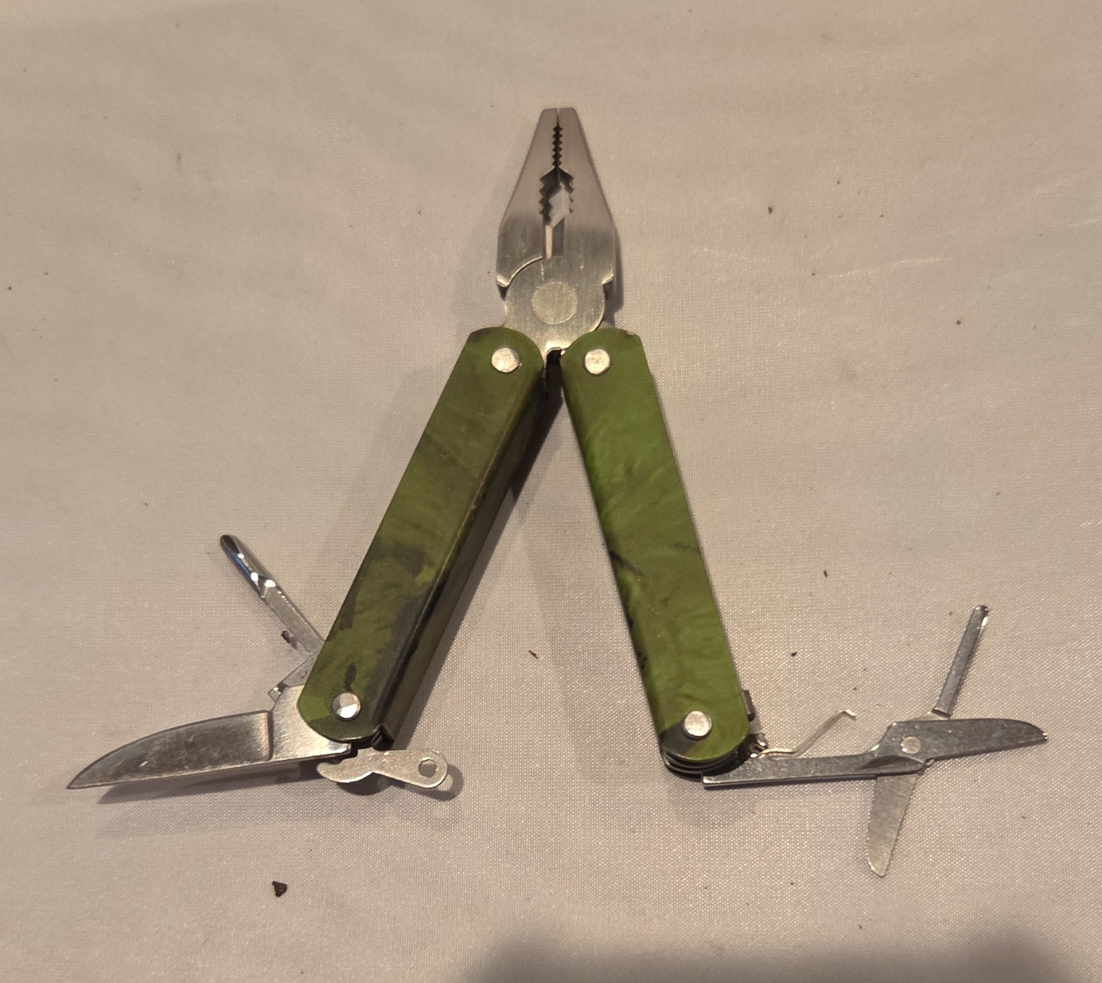 Green Stainless Steel Multi-Tool Plier Knife Scissors Opener Screwdriver